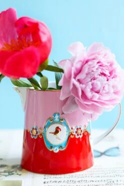 Love Birds Jug Small Red/Pink -Chic Nest Deals Store thee servies love birds in roze en rood d5k1257 1