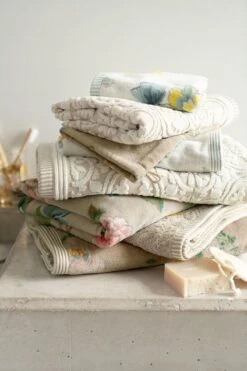 Bath Towel Set/3 Les Fleurs Khaki 55x100 Cm -Chic Nest Deals Store towels 02 sfeer 2